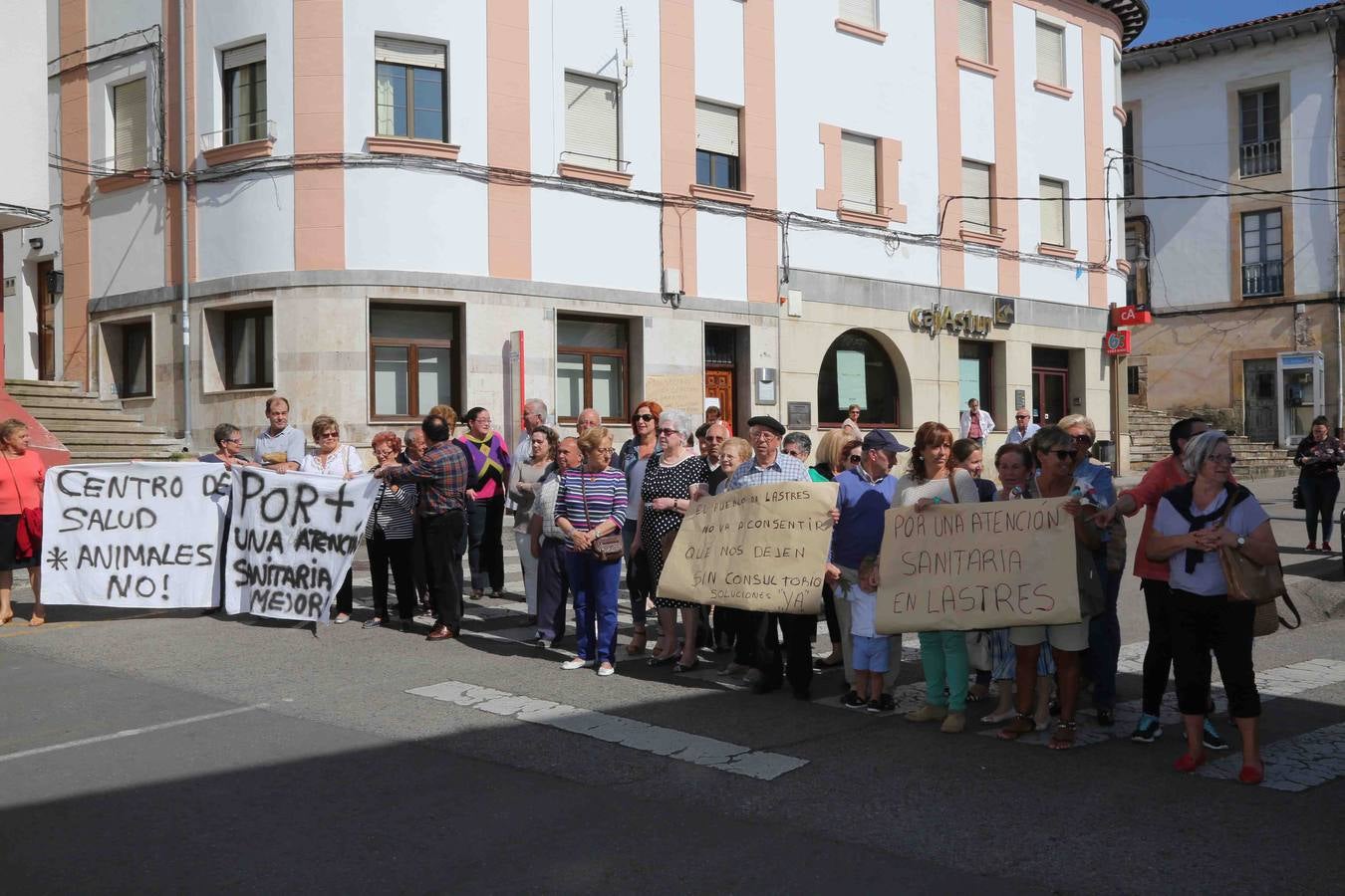 Los vecinos de Lastres protestan por la plaga de pulgas en el centro de salud