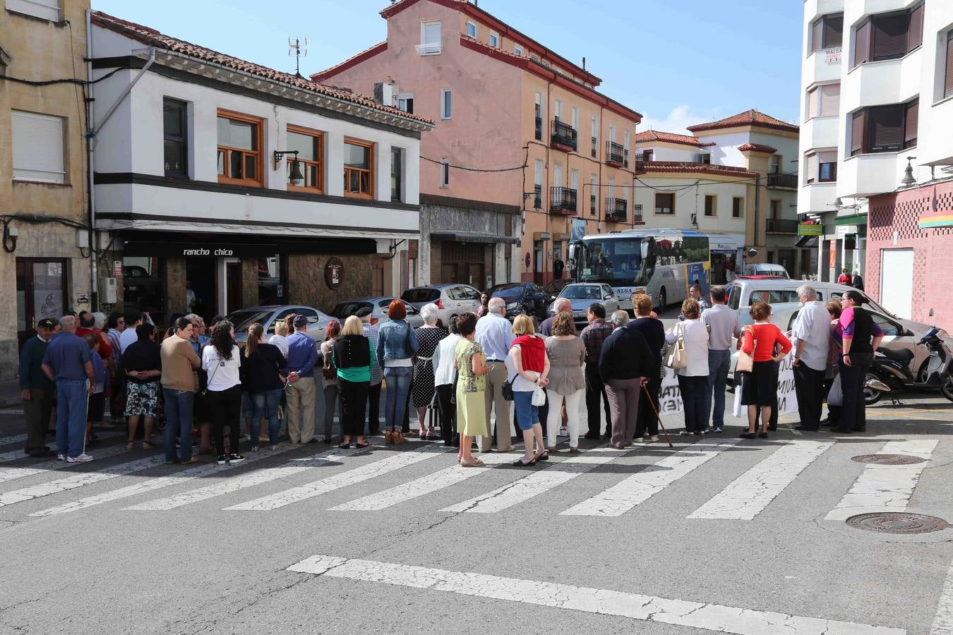 Los vecinos de Lastres protestan por la plaga de pulgas en el centro de salud