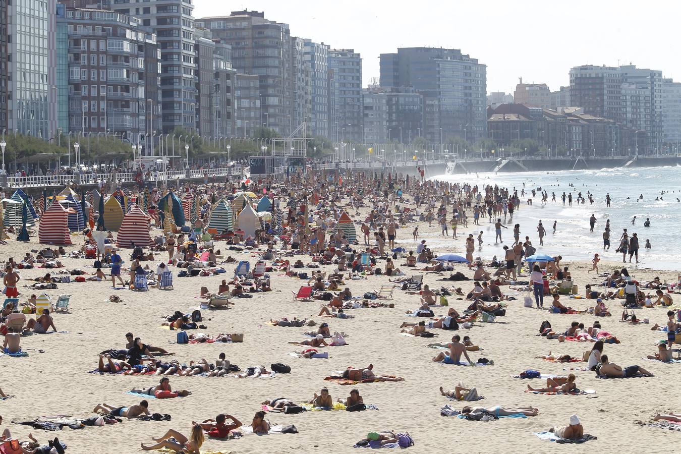 Día de sol y playa en Gijón