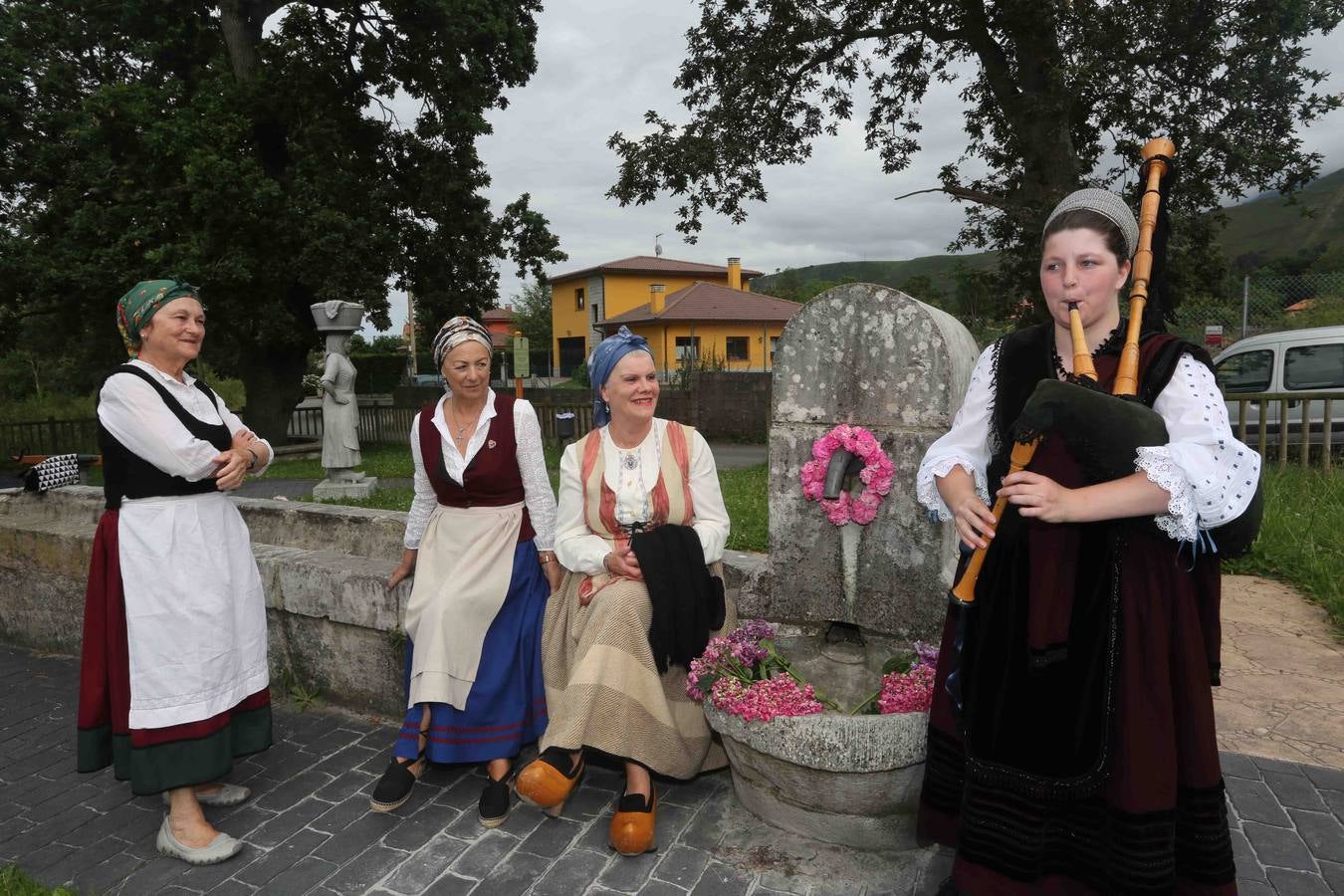 Asturias enrama sus fuentes la noche de San Juan