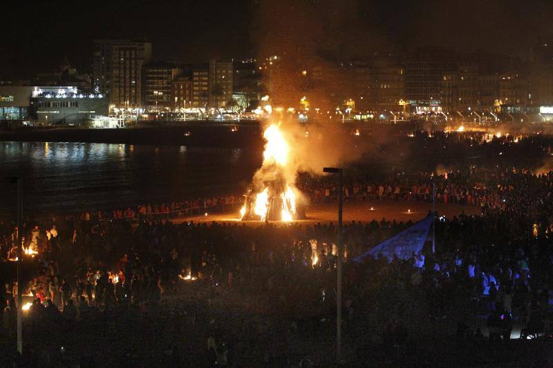 Hoguera de San Juan en Gijón