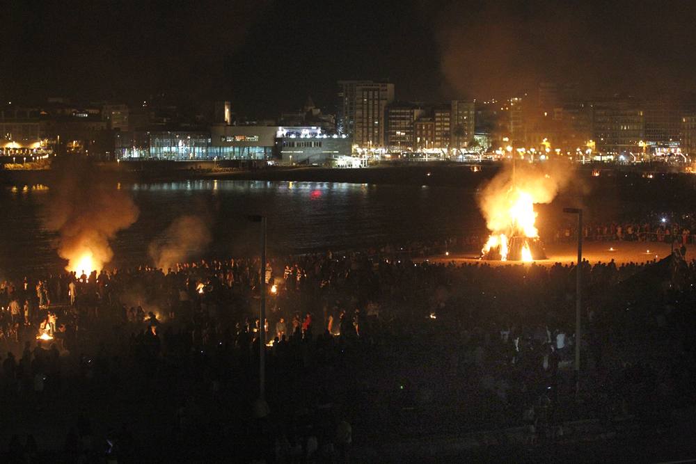 Hoguera de San Juan en Gijón