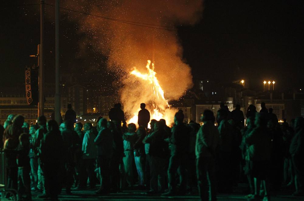 Hoguera de San Juan en Gijón