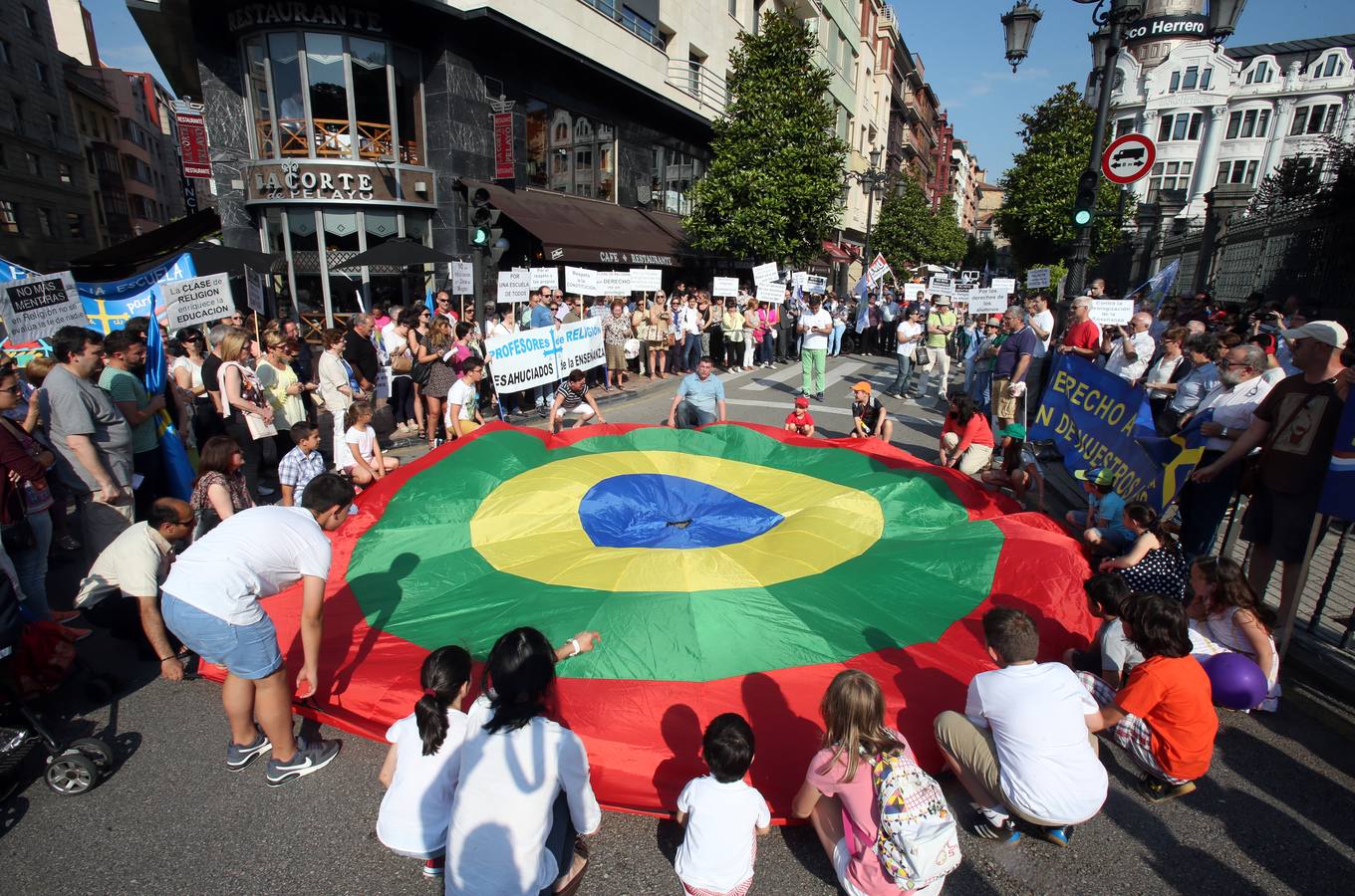 Manifestación a favor de la religión en la escuela