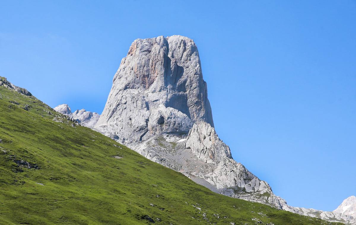 Así suben los víveres al refugio del Urriellu