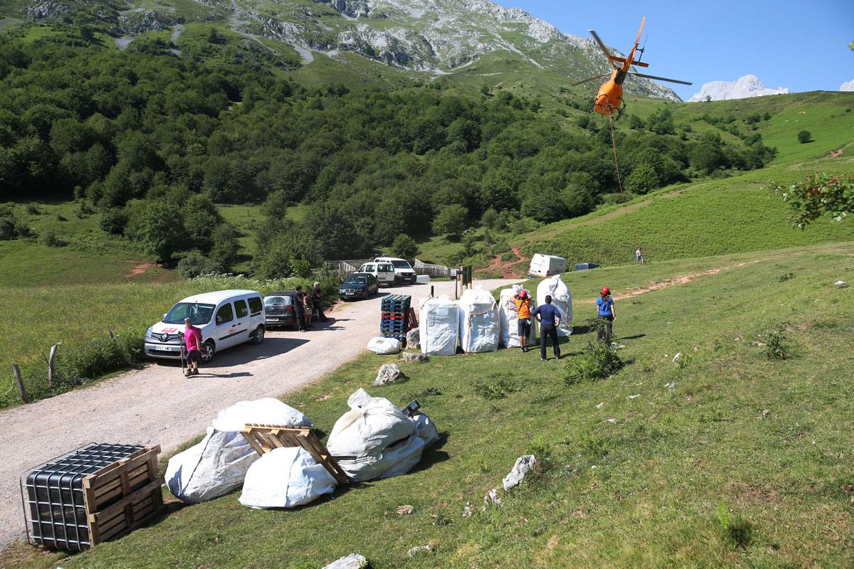 Así suben los víveres al refugio del Urriellu