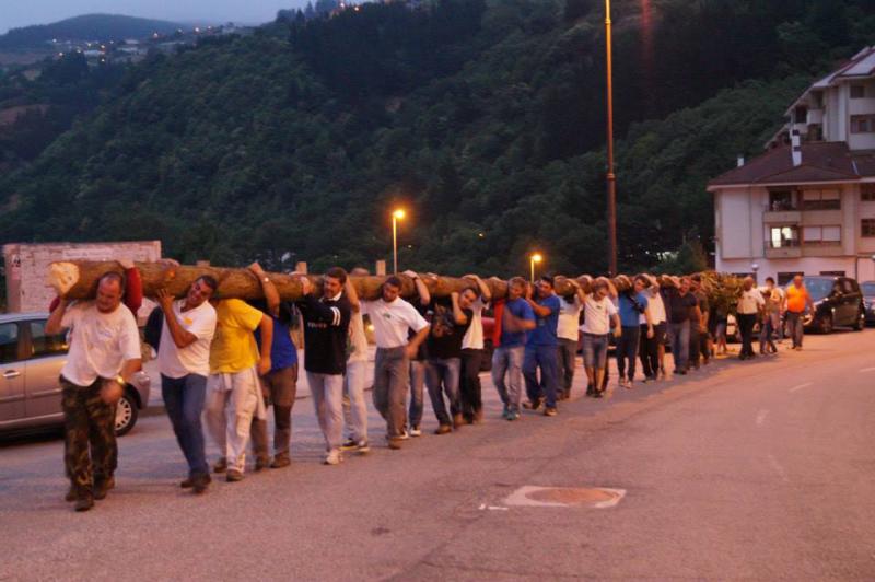 Cangas del Narcea vive la &#039;fiesta del Arbolón&#039;