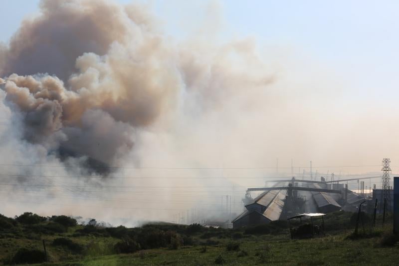 Incendio en Avilés cerca de las instalaciones de Alcoa