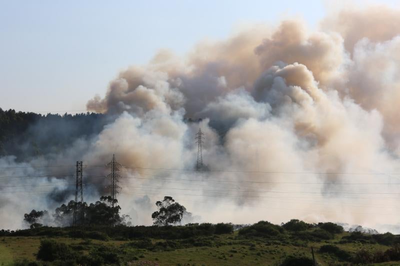 Incendio en Avilés cerca de las instalaciones de Alcoa