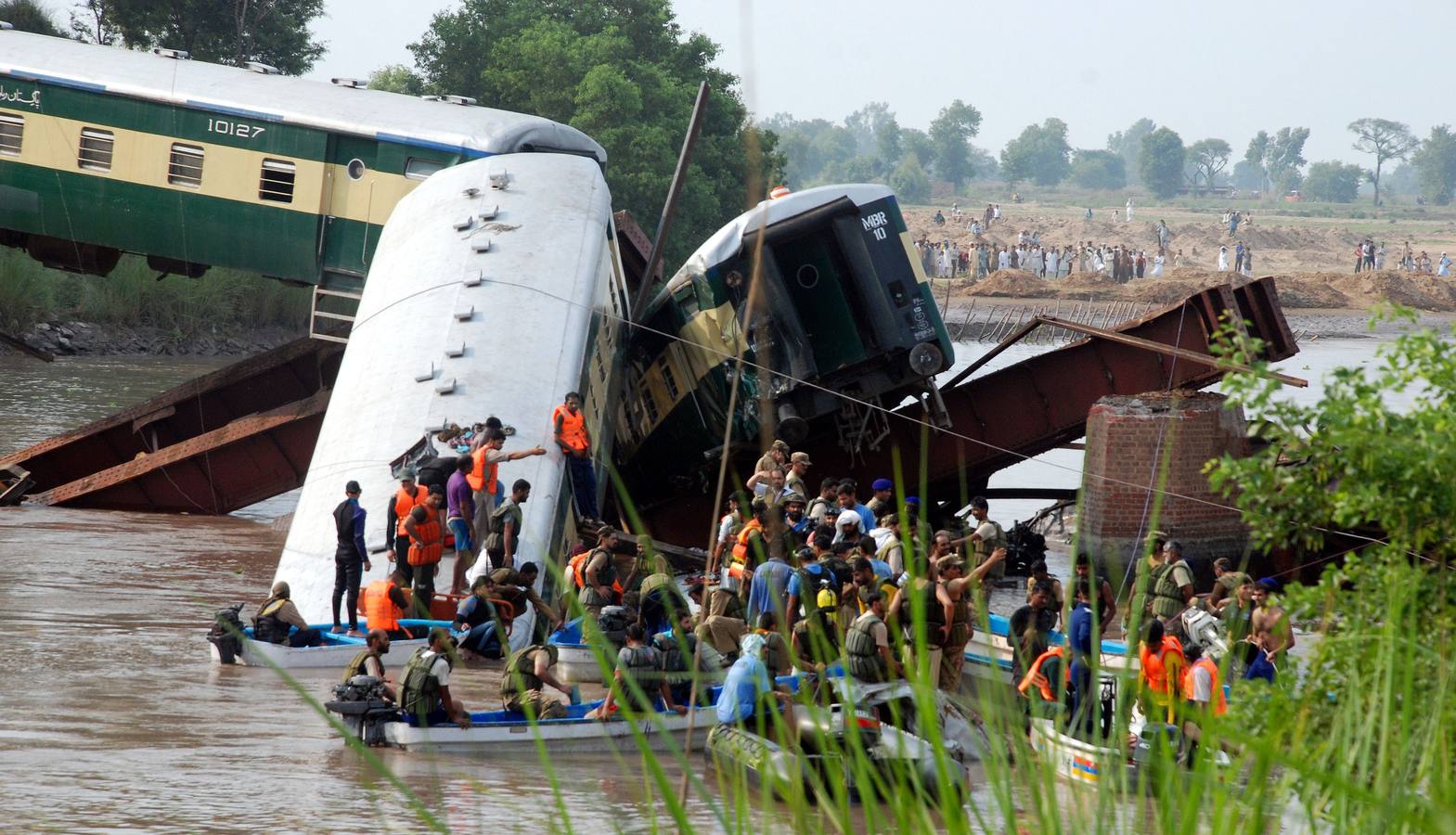 Cae un tren y un puente en Pakistán