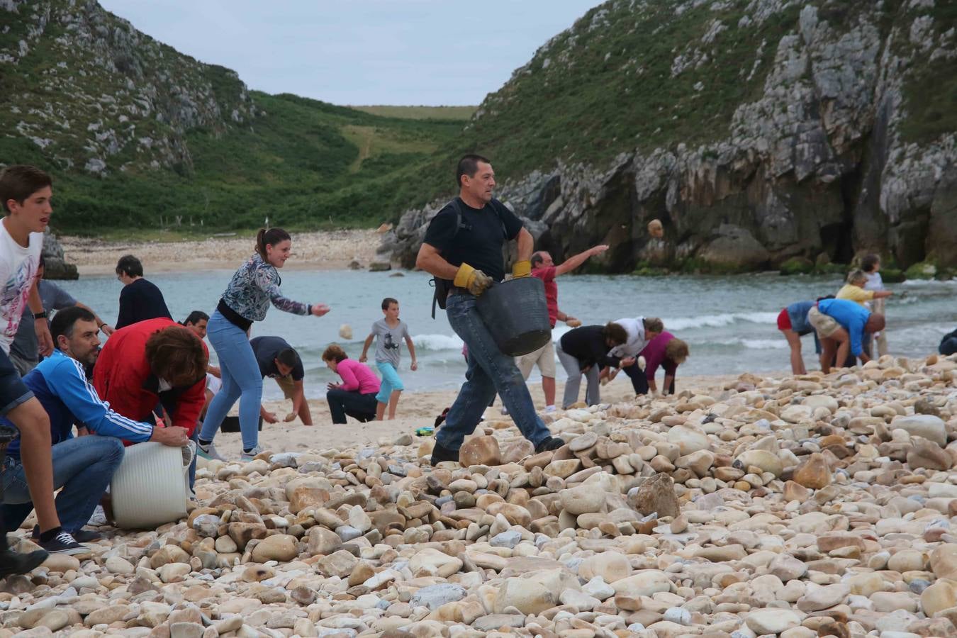 Trabajo vecinal para recuperar la playa de Cuevas del Mar