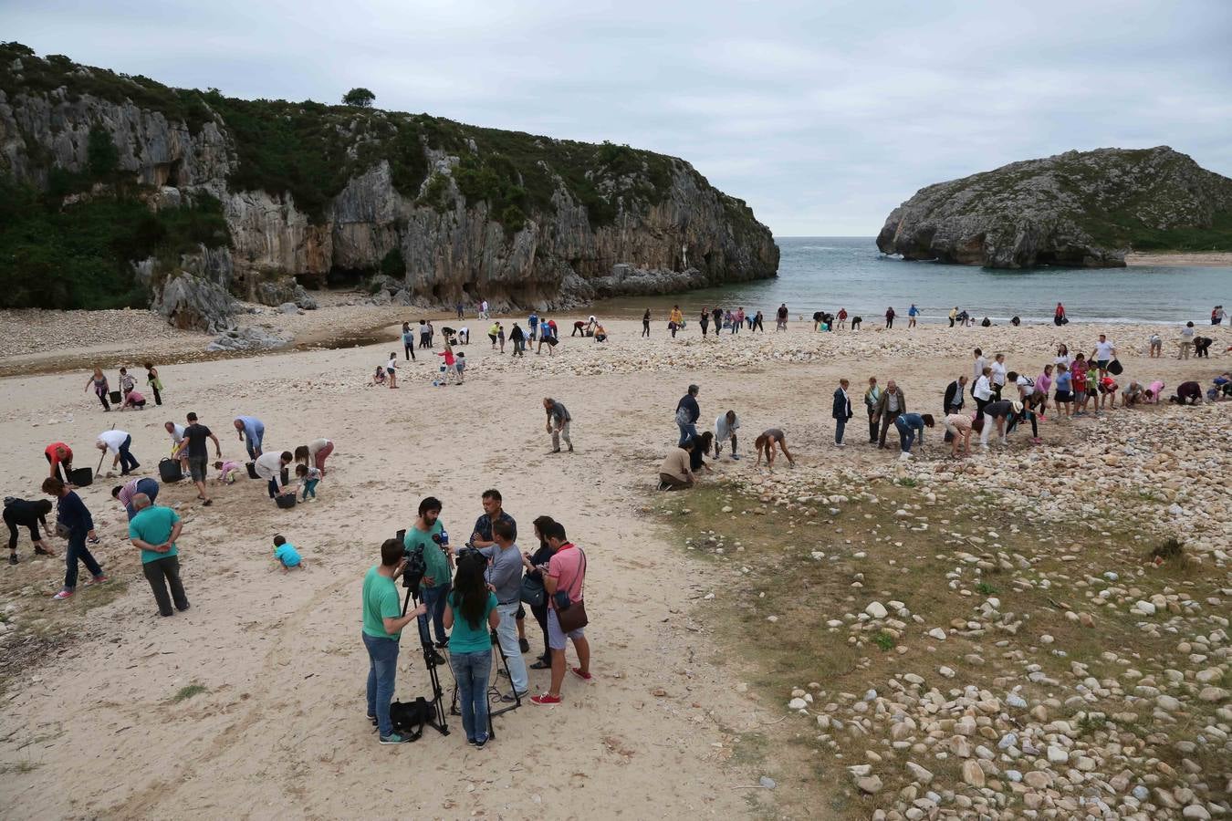 Trabajo vecinal para recuperar la playa de Cuevas del Mar