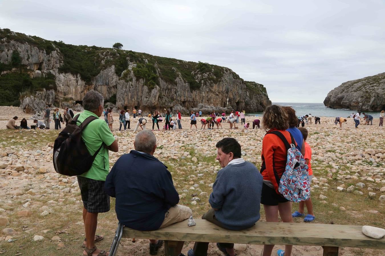 Trabajo vecinal para recuperar la playa de Cuevas del Mar