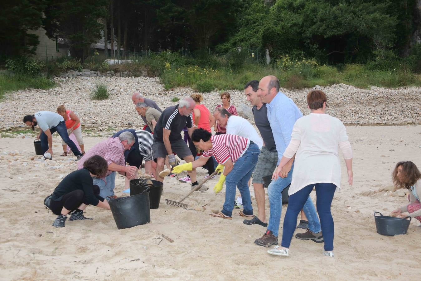 Trabajo vecinal para recuperar la playa de Cuevas del Mar