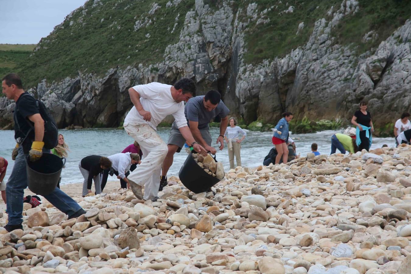 Trabajo vecinal para recuperar la playa de Cuevas del Mar