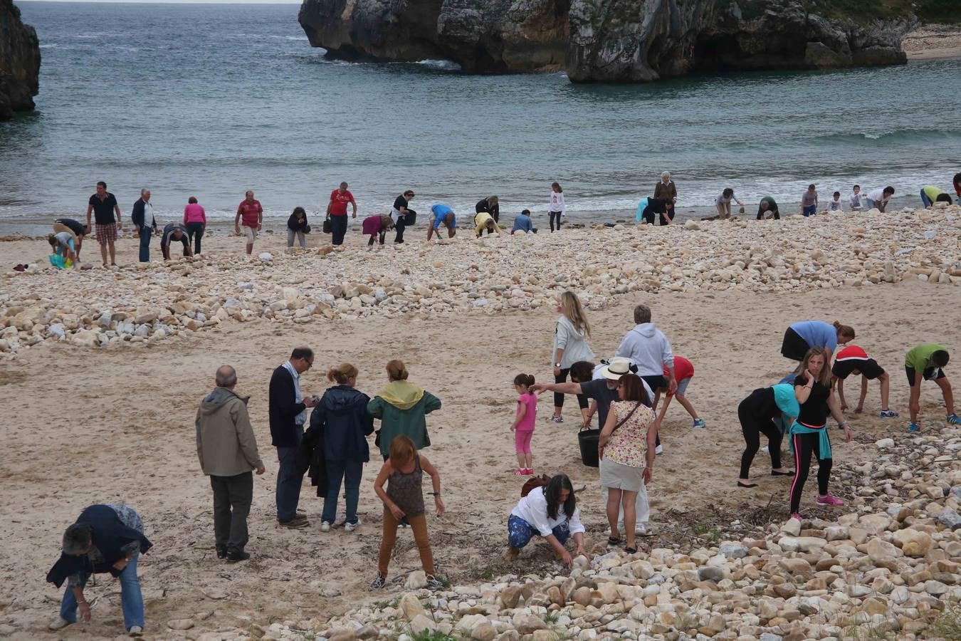 Trabajo vecinal para recuperar la playa de Cuevas del Mar