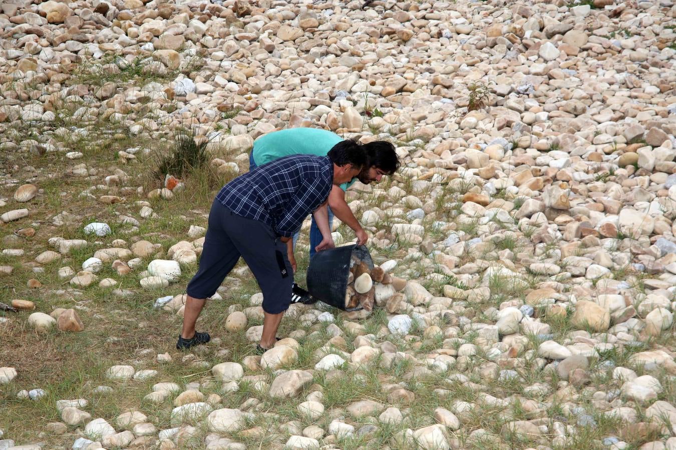 Trabajo vecinal para recuperar la playa de Cuevas del Mar