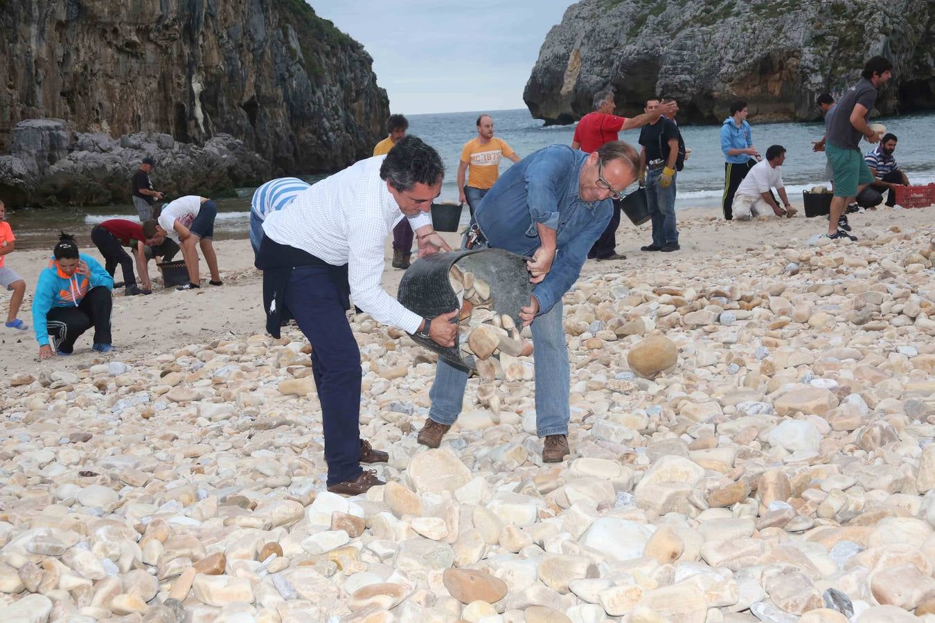 Trabajo vecinal para recuperar la playa de Cuevas del Mar