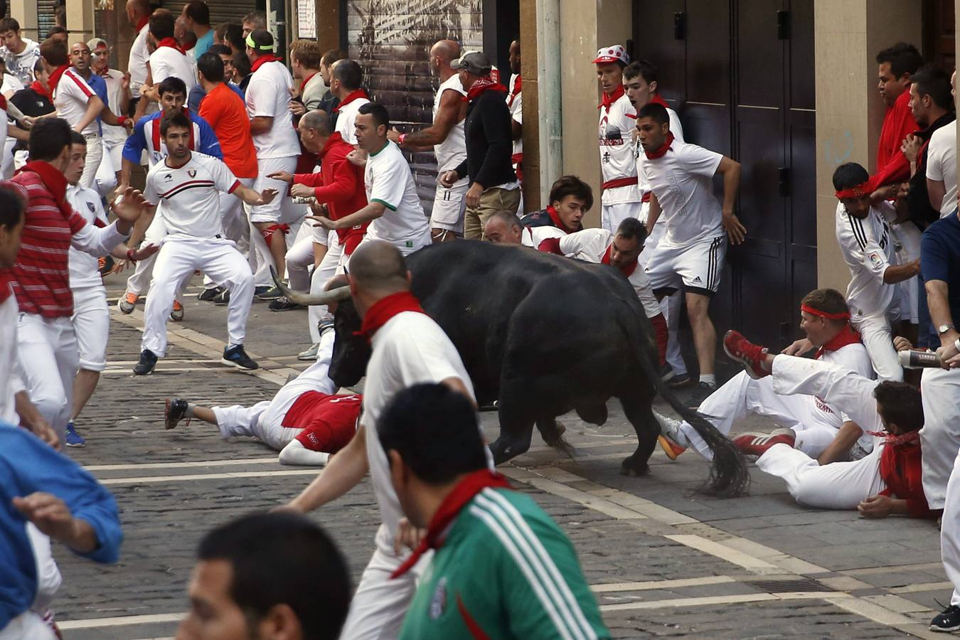 Un toro adelantado siembra el peligro en el tercer encierro