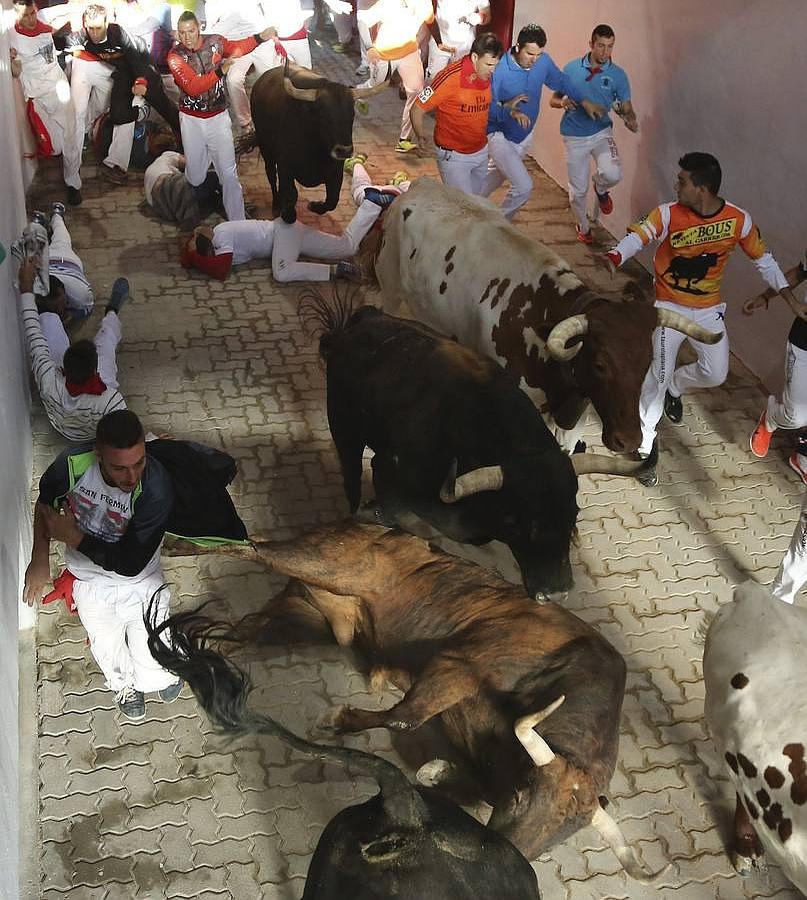 Un toro adelantado siembra el peligro en el tercer encierro