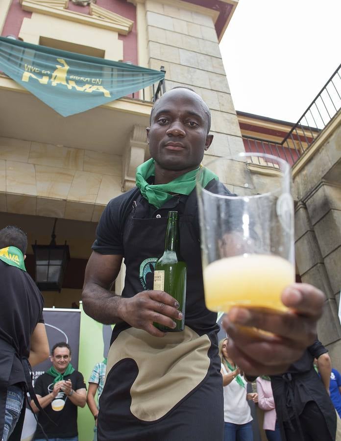 Concurso de escanciadores del Festival de la Sidra de Nava