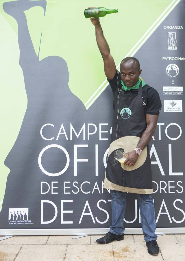 Concurso de escanciadores del Festival de la Sidra de Nava