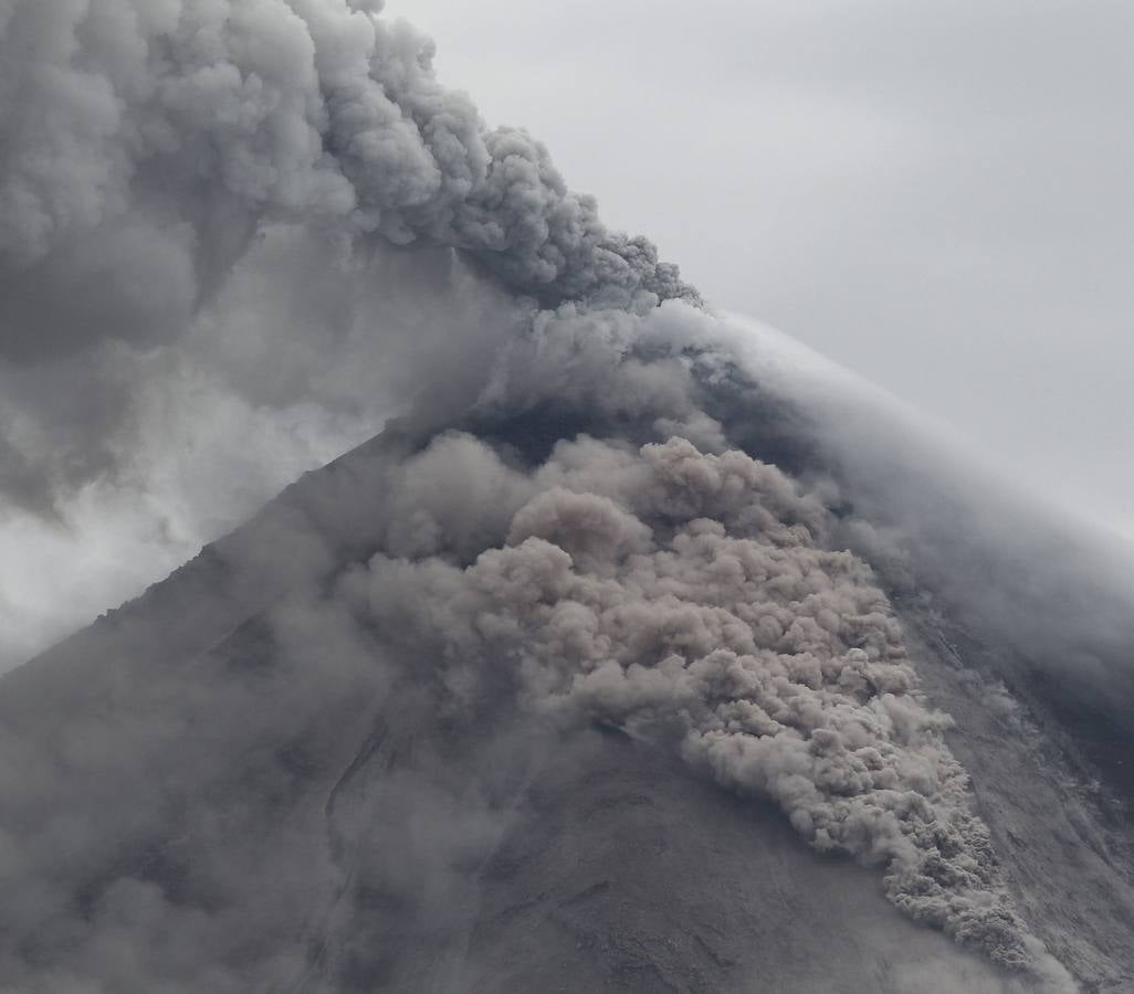 México vigila el volcán Colima