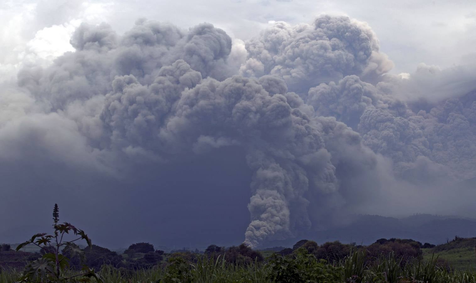 México vigila el volcán Colima