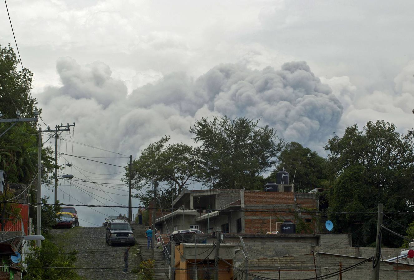 México vigila el volcán Colima