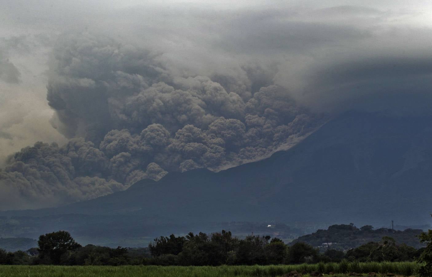 México vigila el volcán Colima