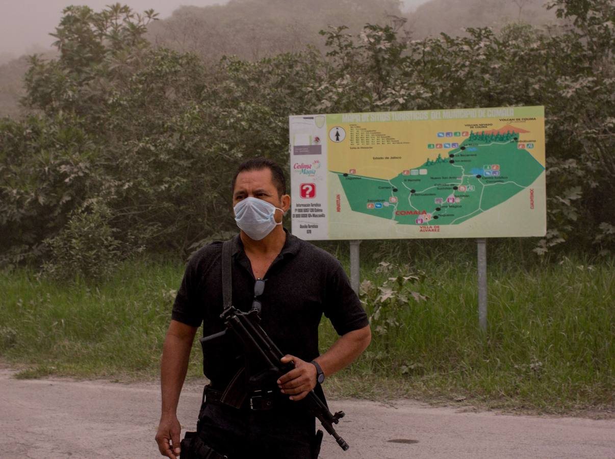 México vigila el volcán Colima