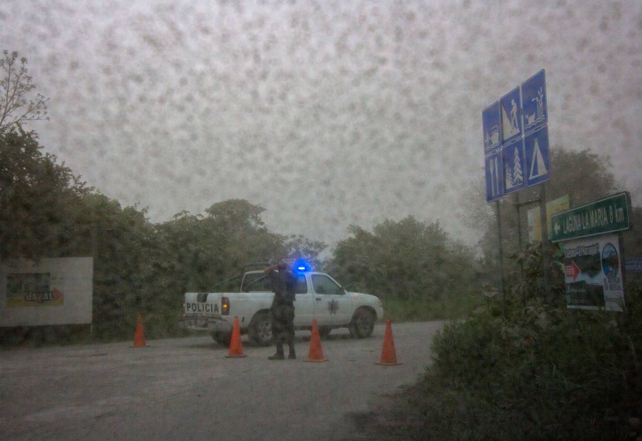 México vigila el volcán Colima