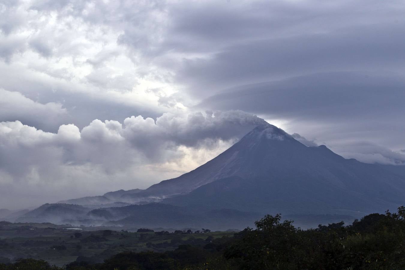 México vigila el volcán Colima