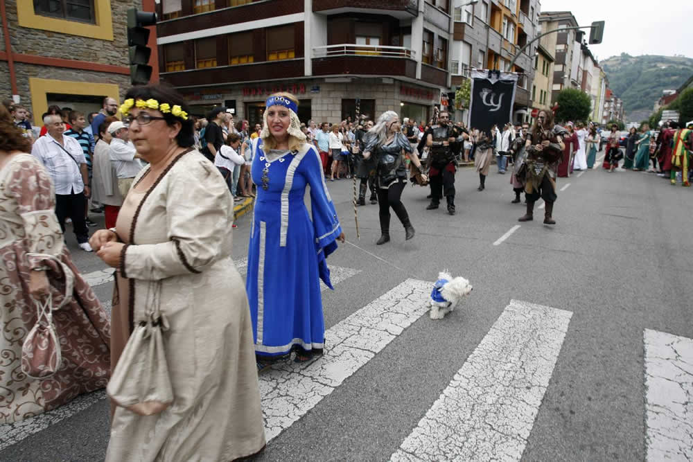 Desfile del medievo en El Entrego