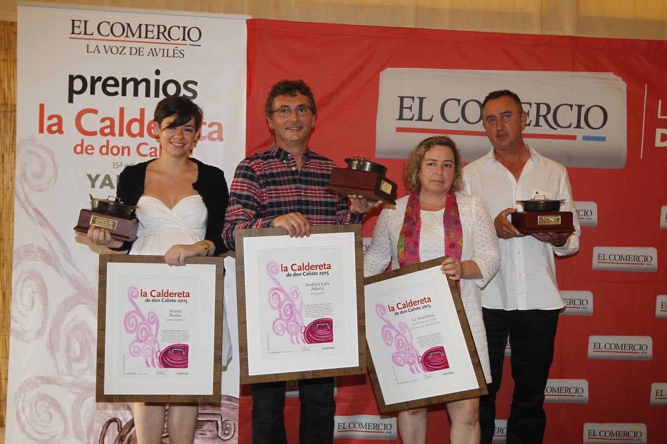 Los premiados: María Busta, de Casa Eutimio, de Lastres, en la categoría de nuevo cocinero; Andoni Luis Aduriz, chef y propietario de Mugaritz (Guipuzcoa), como Caldereta de Don Calixto 2015 y José Manuel Viejo y Rosa Luz Ruisánchez,de La Huertona, de Ribadesella.