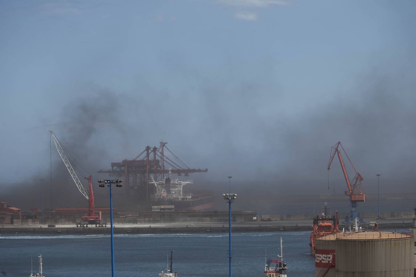 Una nube de carbón obliga a los bañistas a abandonar las playas
