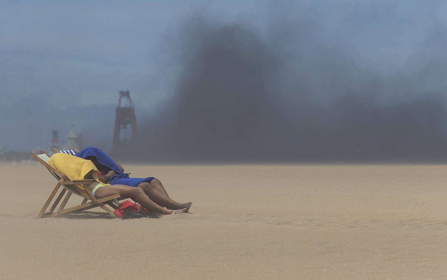 Una nube de carbón obliga a los bañistas a abandonar las playas