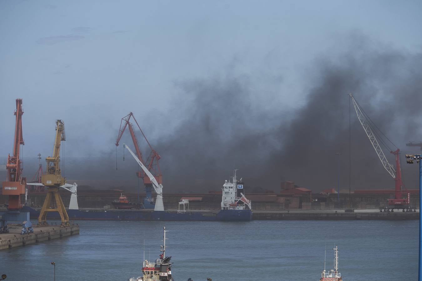 Una nube de carbón obliga a los bañistas a abandonar las playas