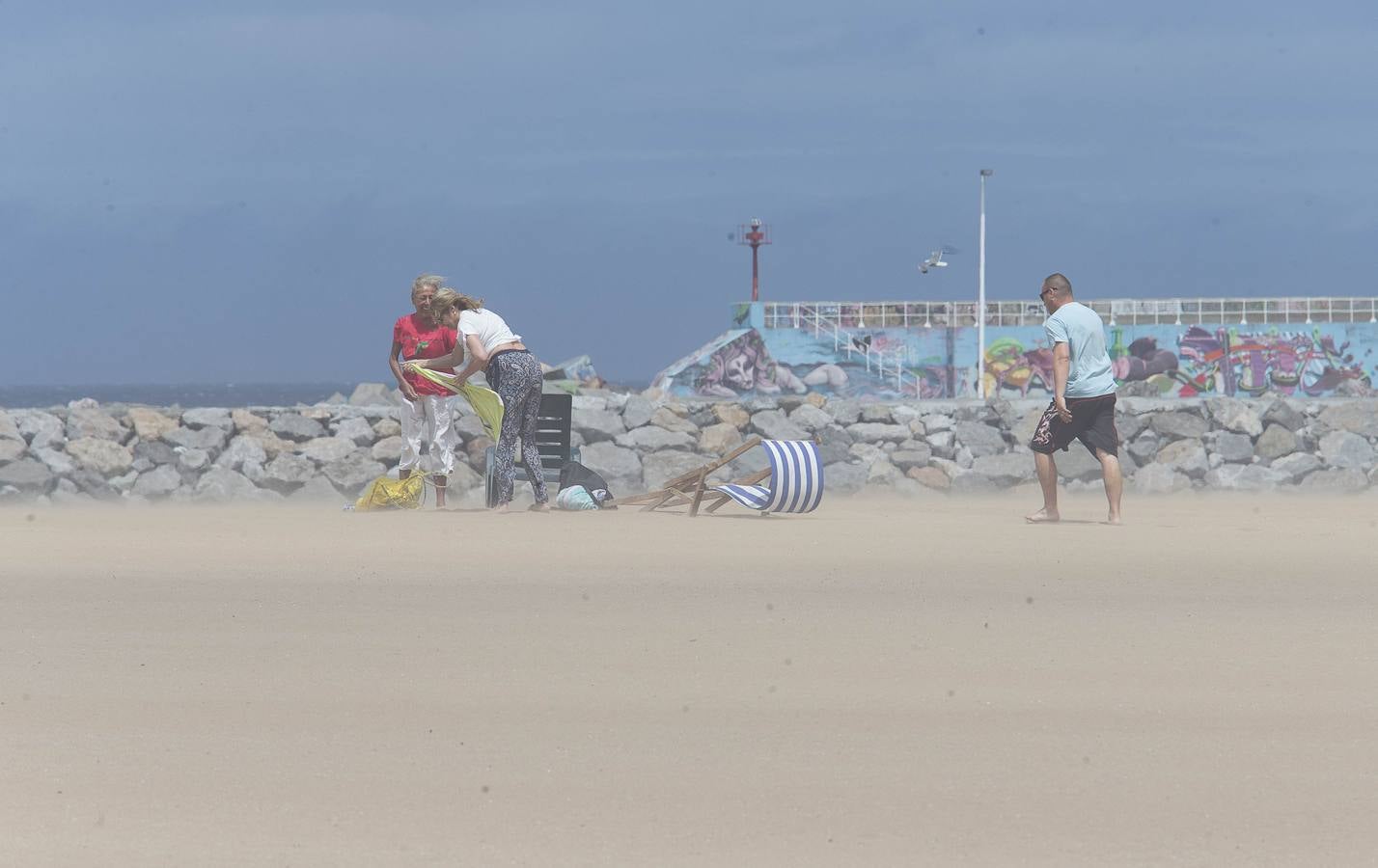 Una nube de carbón obliga a los bañistas a abandonar las playas