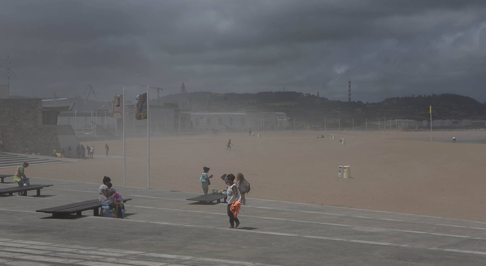 Una nube de carbón obliga a los bañistas a abandonar las playas