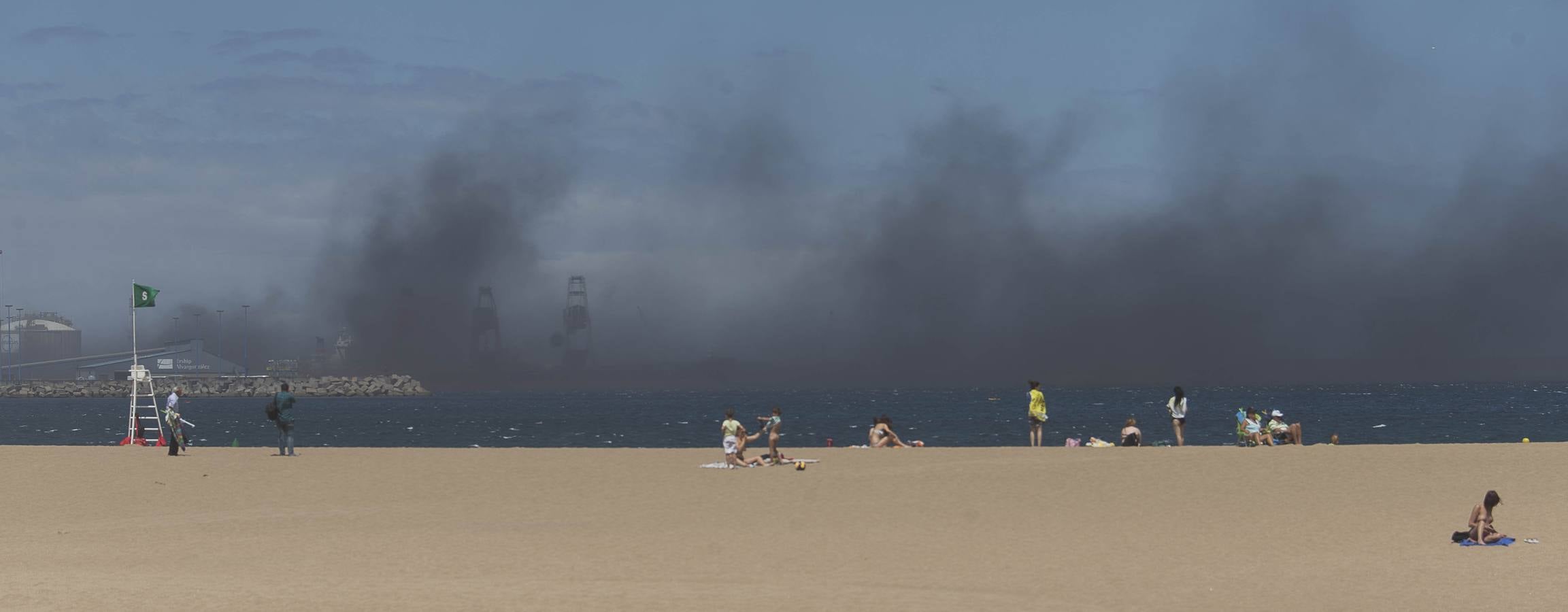 Una nube de carbón obliga a los bañistas a abandonar las playas