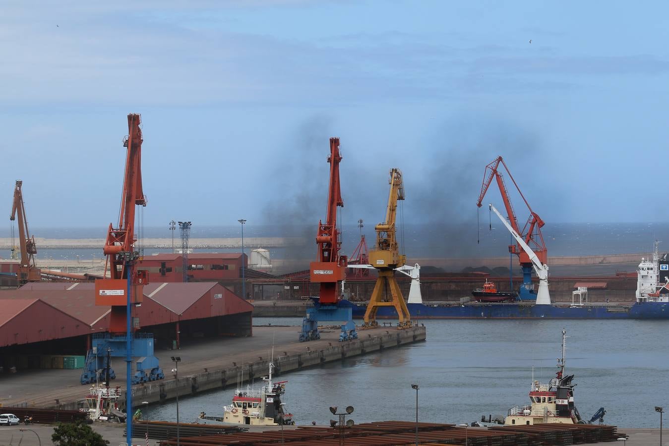 Una nube de carbón obliga a los bañistas a abandonar las playas