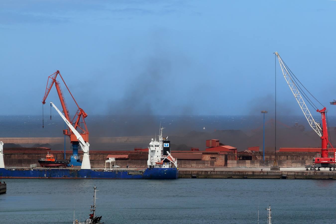 Una nube de carbón obliga a los bañistas a abandonar las playas
