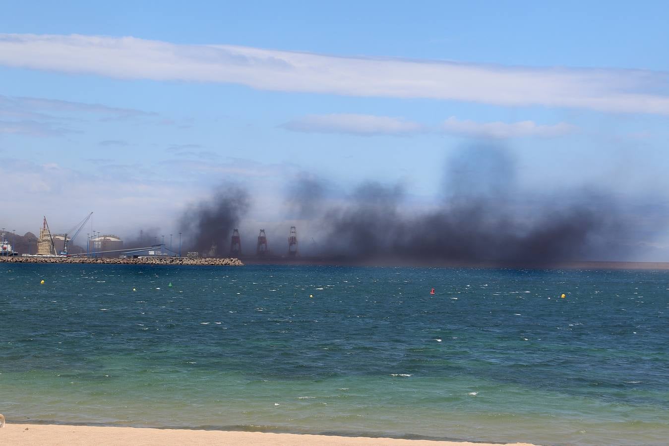 Una nube de carbón obliga a los bañistas a abandonar las playas