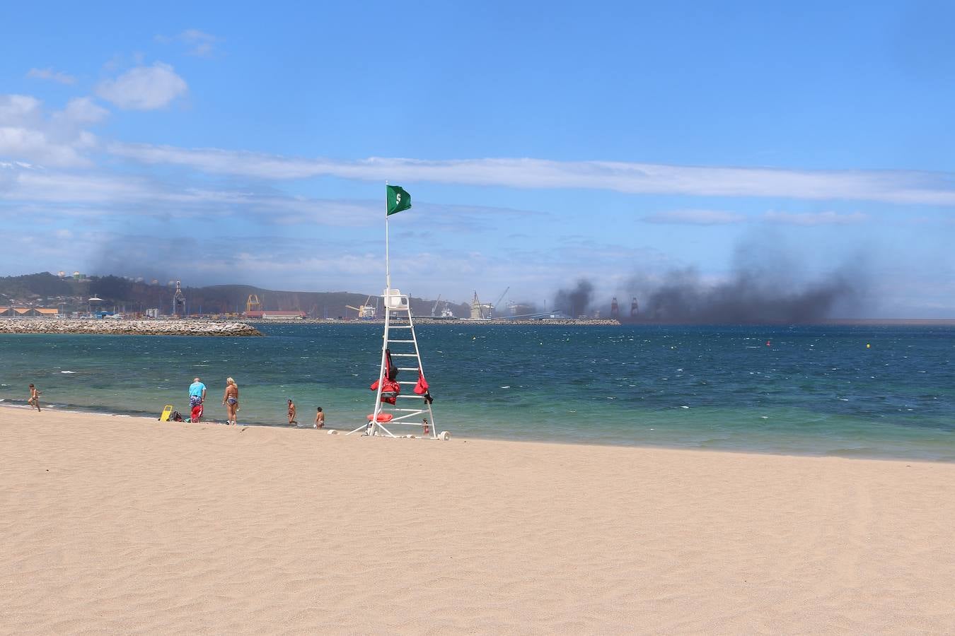 Una nube de carbón obliga a los bañistas a abandonar las playas