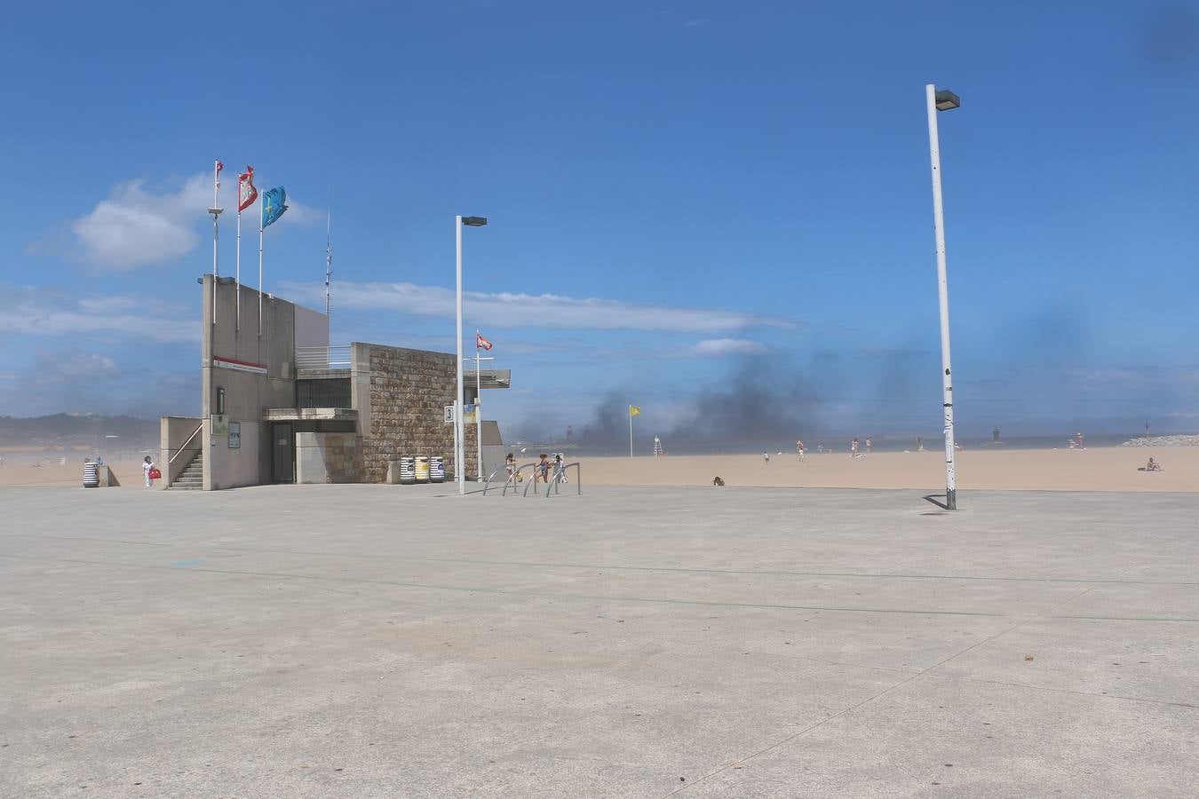 Una nube de carbón obliga a los bañistas a abandonar las playas