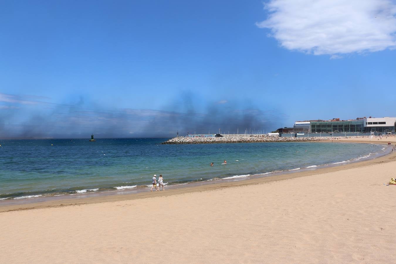 Una nube de carbón obliga a los bañistas a abandonar las playas