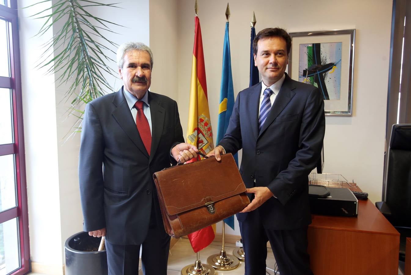 Francisco Blanco recoge la cartera de manos de Graciano Torre.