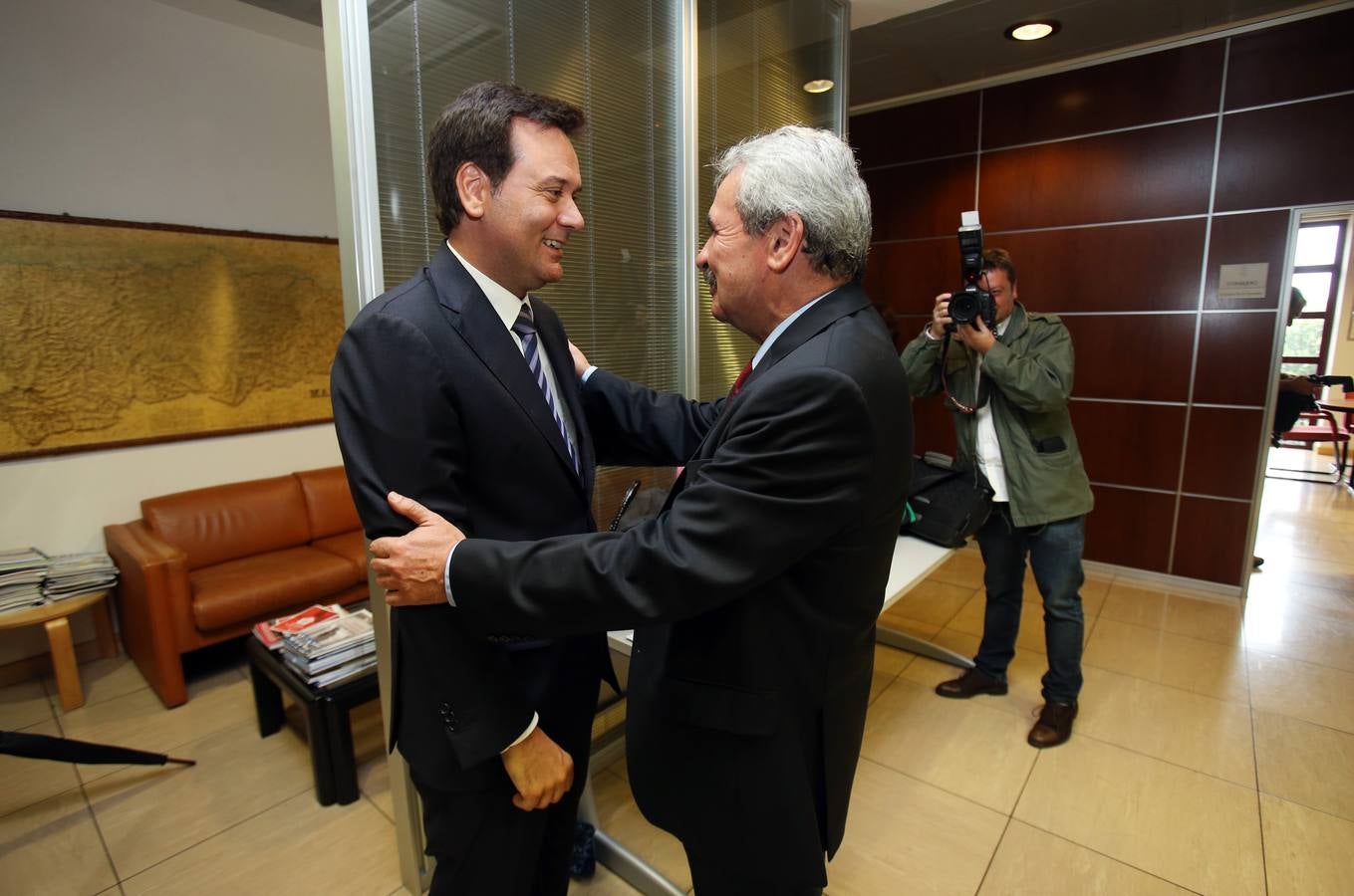 Graciano Torre saluda a Francisco Blanco.