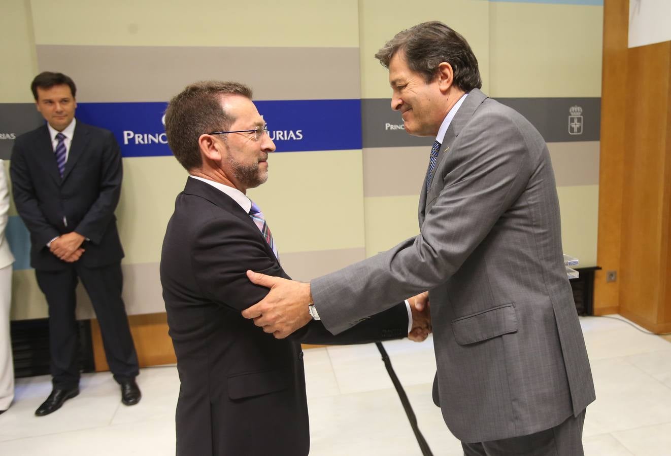 Genaro Alonso recibe el saludo de Javier Fernández.